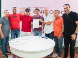 Prefeito Júnior Menezes oficializa entrega de quiosques a comerciantes da segunda etapa da Praça da Luz