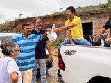 Prefeito Júnior Menezes realiza entrega de peixe a famílias nessa Semana Santa