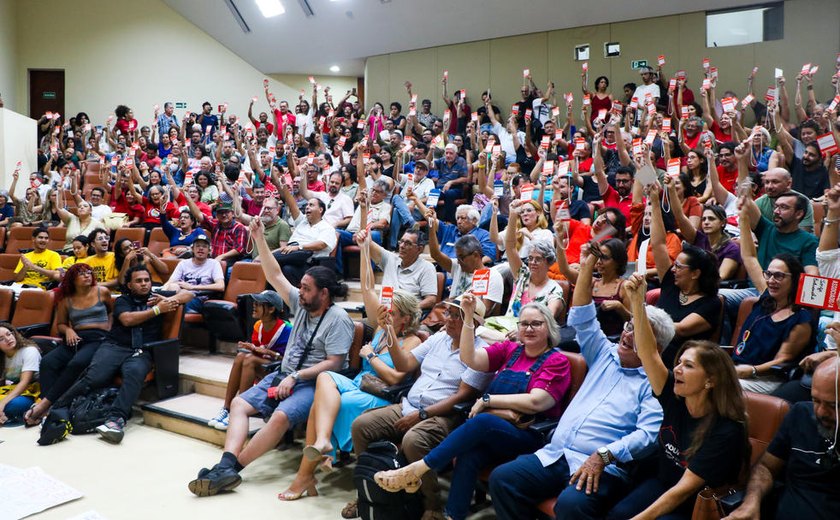 Docentes da Ufal aprovam greve com início previsto para 29 de abril