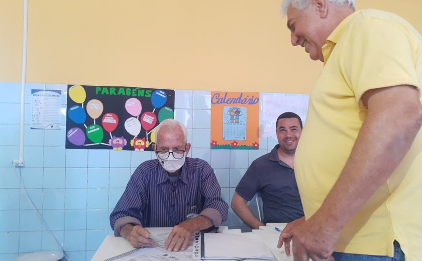 Aposentado de 90 anos atua como mesário voluntário em Maceió: ‘não sei ficar parado’