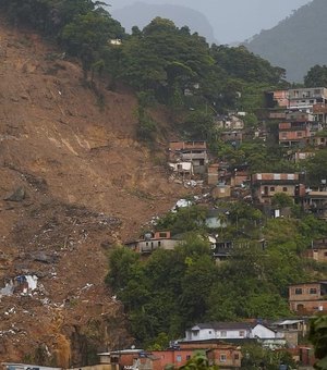 No 4º dia de buscas em Petrópolis, sirenes voltam a tocar no Morro da Oficina; tragédia já deixa 120 mortos e 116 desaparecidos