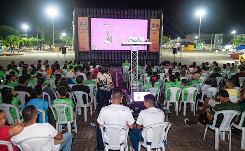 Em Murici, praça Padre Cícero vira cinema ao ar livre para exibição de filme com temática ambiental