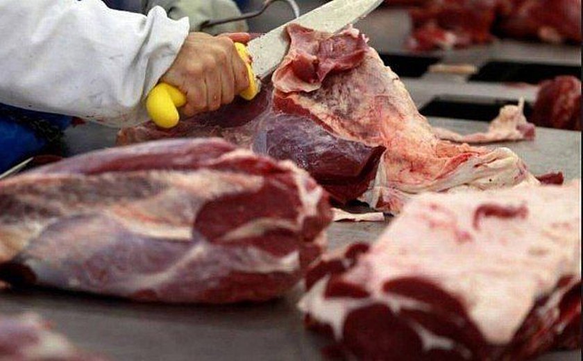 Preços de carnes, frango e suínos já recuam no atacado com embargo da China às exportações brasileiras; efeito deve chegar ao consumidor