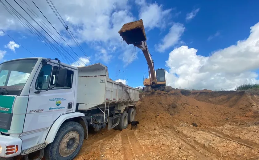 Prefeitura de Branquinha está reestruturando praça central atingida pela enchente