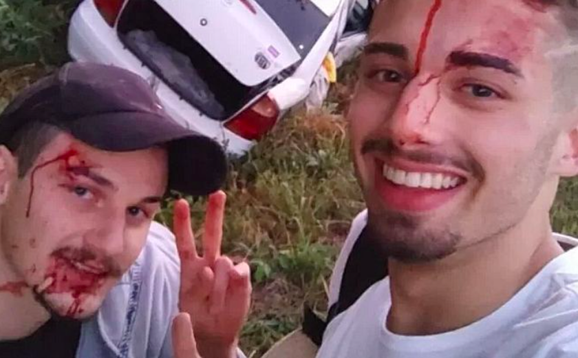 Amigos postam selfie logo após capotar carro no RS: 'não dirijam com sono'