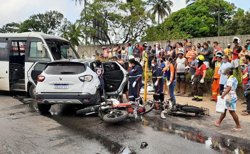 Acidente envolvendo carros, motos e micro-ônibus deixa feridos na Via Expressa