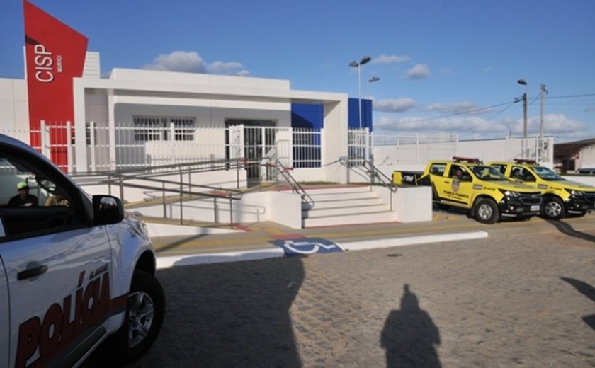 Mulher é presa em Murici após matar marido com garfo de churrasco em Maceió