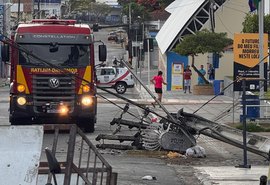 Poste de Energia Cai Próximo ao Supermercado Globo e causa queda de Energia