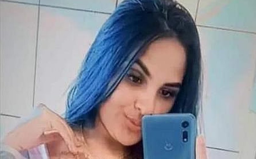 Mulher é morta a facadas com filha no colo; marido preso é suspeito