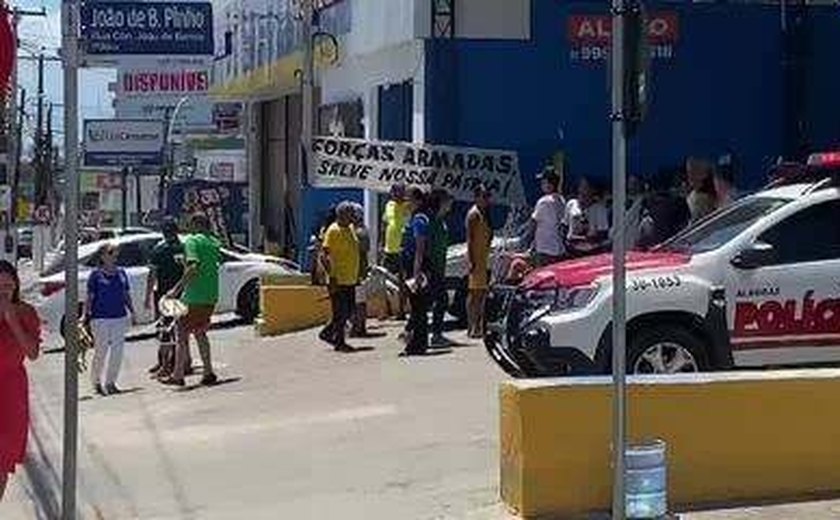 Bolsonaristas desmontam acampamento em frente ao Quartel do Exército em Maceió