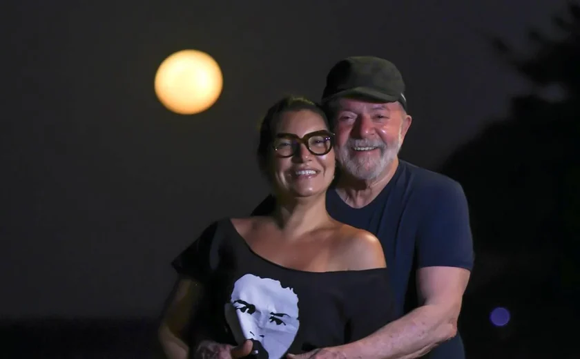 Lula faz pausa na pré-campanha para se casar em São Paulo