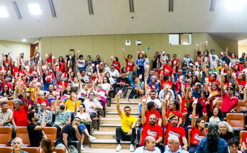 Em nova assembleia, docentes da UFAL decidem manter greve que já dura 50 dias