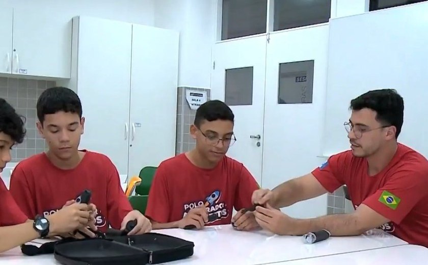 Alunos de escola em Maceió criam caneta adaptada para pessoas com Parkinson: 'Orgulho de saber que a gente pode ajudar'