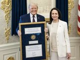 Trump recebe medalha do Nobel da Paz como 'presente' de líder venezuelana; Comitê afirma que prêmio não é transferível