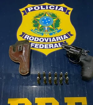 Polícia Rodoviária Federal prende homem por porte ilegal de arma de fogo na BR 104