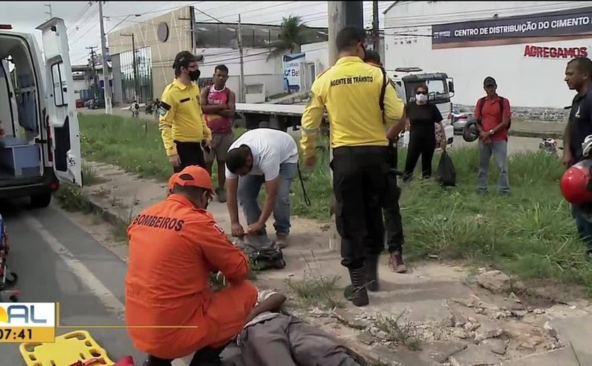 Acidente entre moto e van deixa duas pessoas feridas na Via Expressa, em Maceió