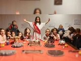 Menina faz sucesso com festa de aniversário com tema Jesus