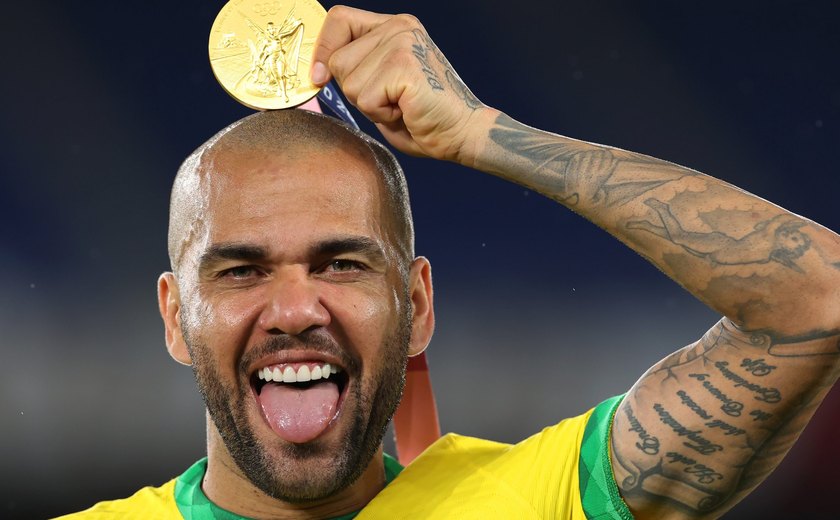 Tite explica por que convocou Daniel Alves para a Copa do Mundo