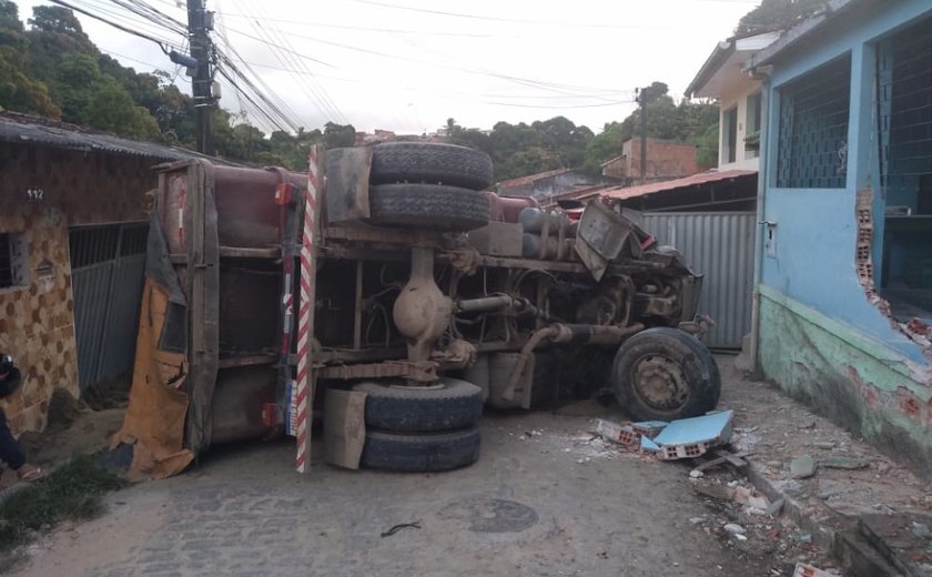 Caminhão carregado com areia tomba e atinge duas casas em grota no Benedito Bentes