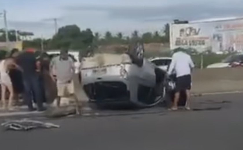Carro capota após colisão com caminhão na AL-110, em Arapiraca
