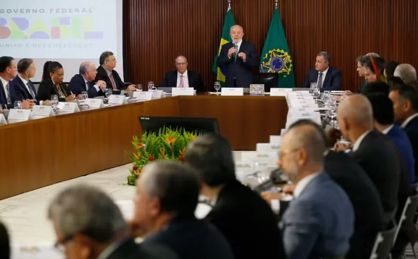 Lula reúne ministros nesta segunda-feira para reverter queda na aprovação