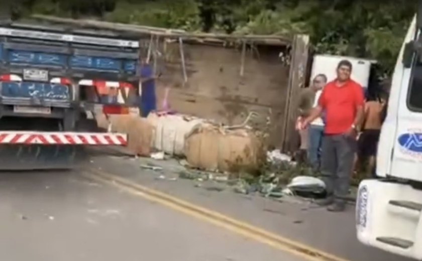 Motorista morre após caminhão tombar na AL-105 em Alagoas