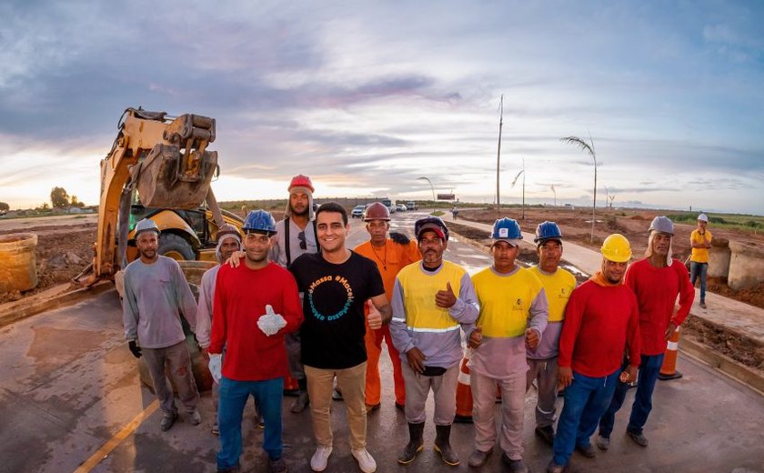 Prefeito JHC abre Avenida Marília Mendonça para beneficiar mais de 200 mil pessoas