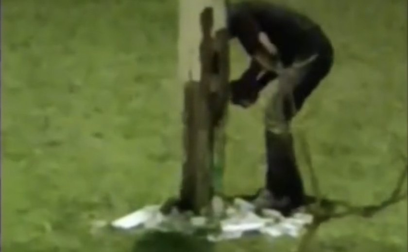 Ex-vereador denuncia criminoso destruindo poste de iluminação no Novo Jardim