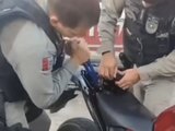 Policiais apreendem arma escondida e detêm homem suspeito após perseguição em Maceió