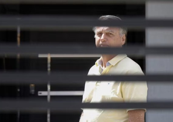 PF faz busca por armas e munições na casa de Bolsonaro; defesa chama ação de 'lamentável'