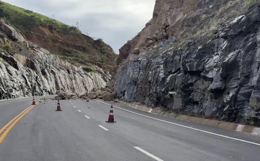 Deslizamento de Pedras Interdita Parcialmente a BR-416 na Serra do Catita
