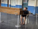 Aos 100 anos, mãe vela o filho sozinha no Ceará