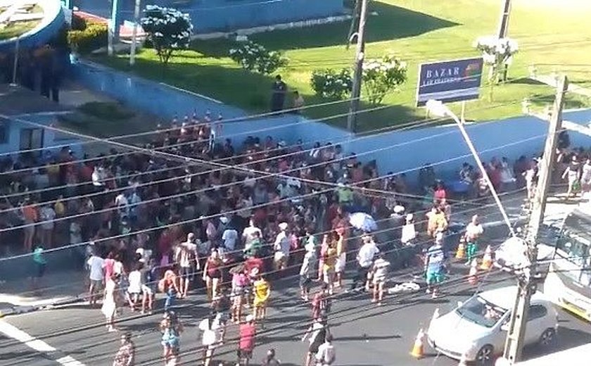 Cestas básicas acabam e famílias protestam na Avenida Gustavo Paiva