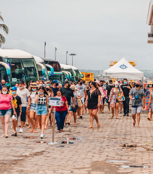 Com 3,2 mil passageiros a bordo, navio MSC Seaside desembarca em Maceió