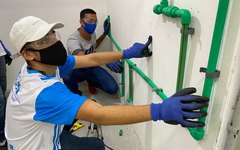 Alunos nas aulas práticas dos cursos de pintor e encanador.