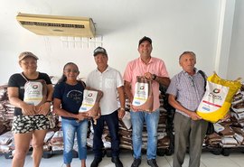Prefeitura de Santana do Mundaú beneficia produtores com entrega de sementes