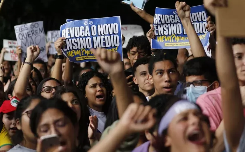 Governo Lula deve suspender implementação do Novo Ensino Médio