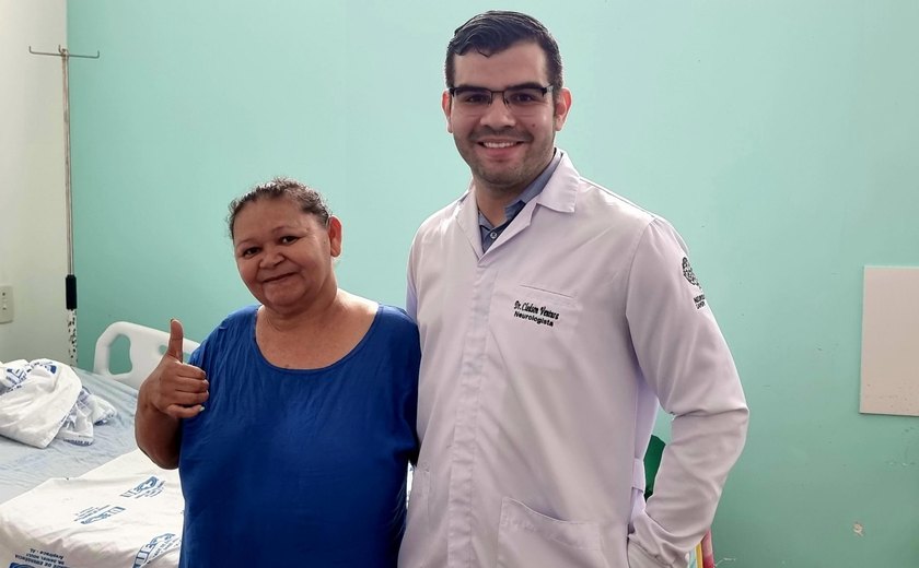 Após tratamento no Hospital de Emergência do Agreste, agricultora com doença rara volta a andar