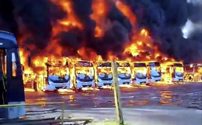 Incêndio em garagem de BH destrói 27 ônibus e prejuízo pode passar de R$ 16 milhões