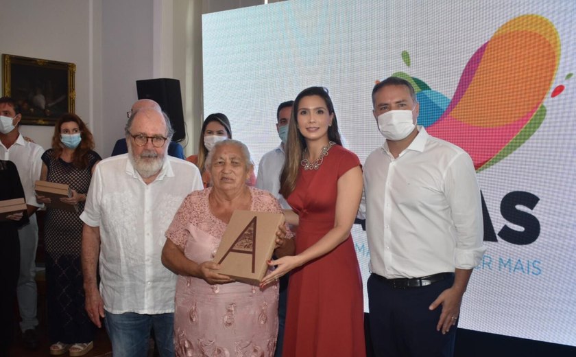 Dona Irinéia recebe homenagem em uma solenidade para artistas alagoanos