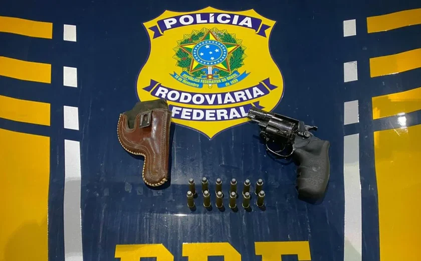 Polícia Rodoviária Federal prende homem por porte ilegal de arma de fogo na BR 104