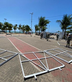 Árvore de Natal começa a ser instalada no estacionamento do Marco dos Corais