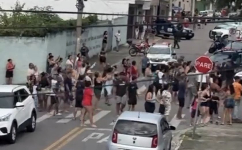 Ex-aluno de 18 anos invade escola com espada e fere professora em Suzano (SP)