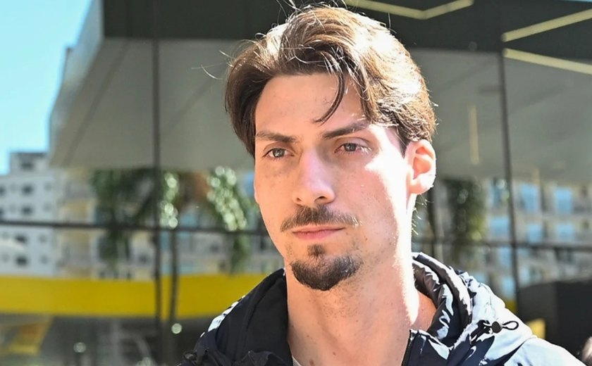 Jair Renan visita Bolsonaro e diz que ex-presidente “não está bem”