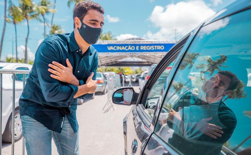 Prefeito JHC inicia vacinação de adolescentes contra Covid-19 em Maceió