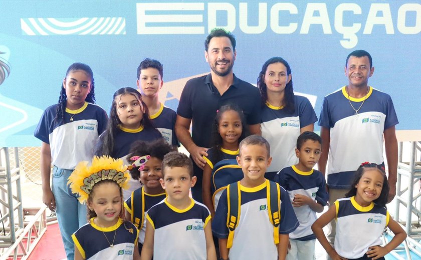 Acelera na educação: Prefeito de Santana do Mundaú assina OS para reforma de escola e apresenta novos fardamentos, mochilas e kits escolares