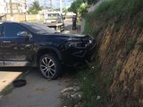 Carro invade pista contrária no Conjunto José Tenório e bate em muro