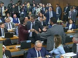 Pastor Marco Feliciano grita com Soraya Thronicke durante CPI no Congresso