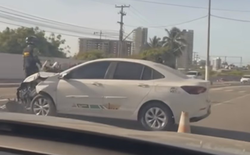 Motorista perde controle de táxi e colide com poste em frente à delegacia, em Maceió
