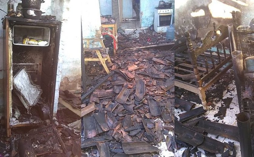 Casa pega fogo após criança brincar com fósforo em Palmeira dos Índios